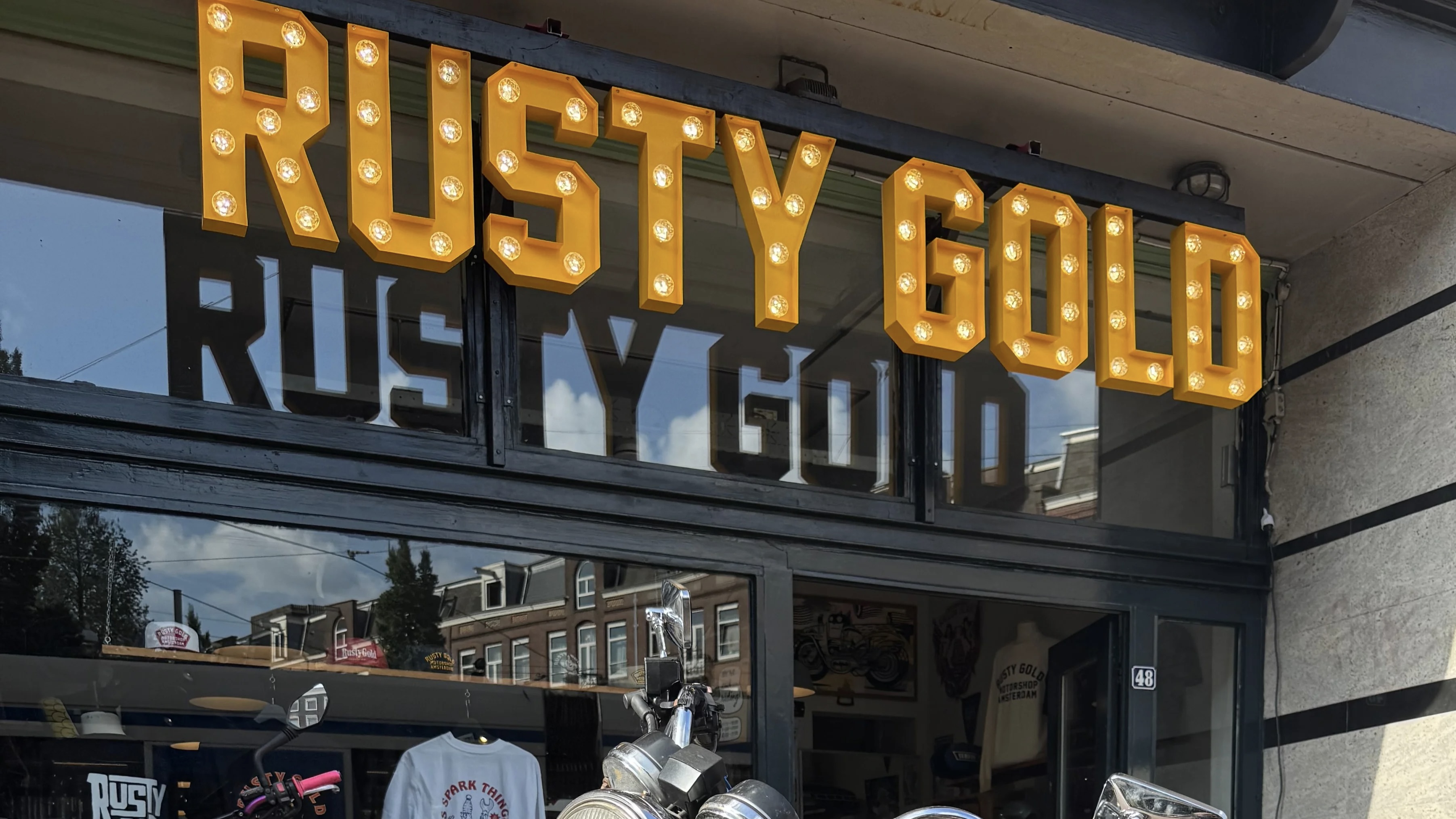 Custom en vintage motoren voor de deur van Rusty Gold in Amsterdam
