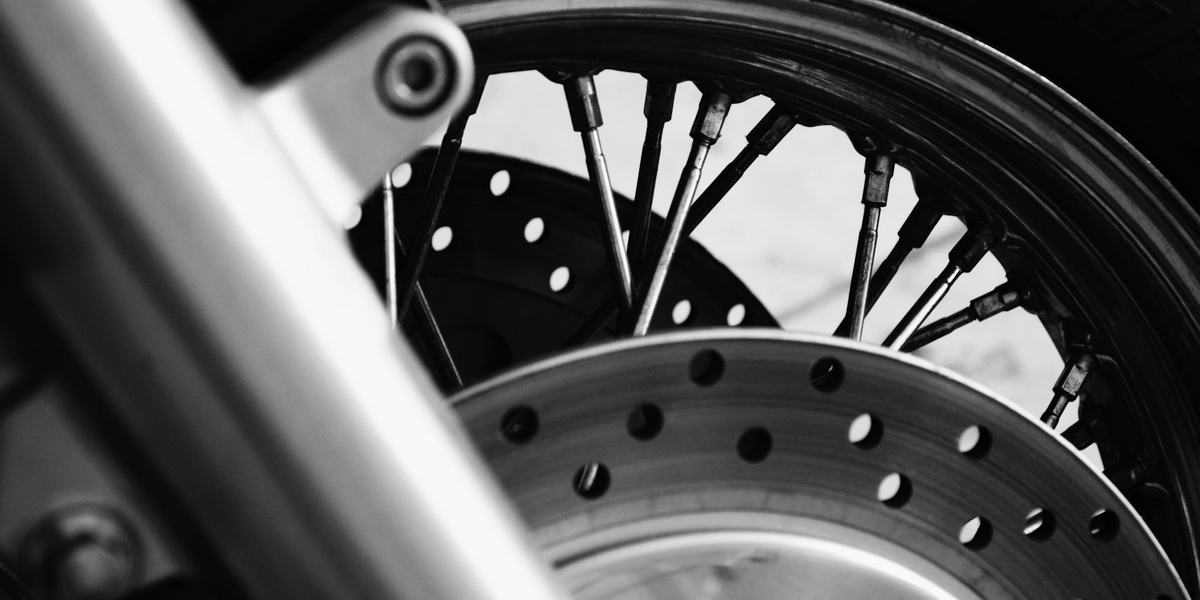 The Ultimate Guide to Motorcycle Braking Technique: Control, Confidence, and Emergency Stops in Any Situation