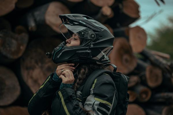 Cardo vs Sena in 2026: What’s Better for Group Rides, Mesh, and Sound Quality?