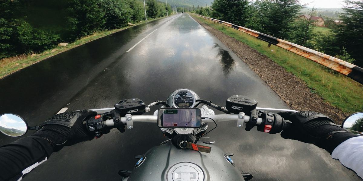 Motorcycling in the Rain: Complete Guide to Grip, Technique, and Equipment
