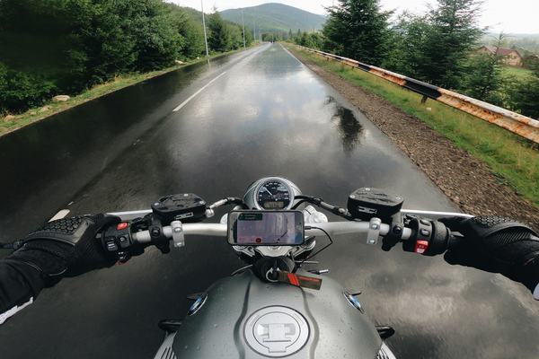 Motorcycling in the Rain: Complete Guide to Grip, Technique, and Equipment