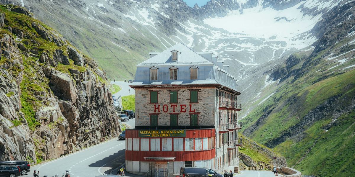 Motorcycle-Friendly Hotels in Europe: How to Find the Best Overnight Stay for Secure Parking, Comfort and Great Routes