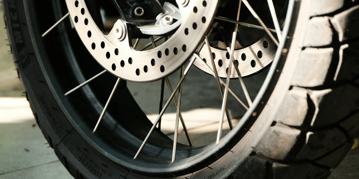 The Complete Guide to Motorcycle Tires: Grip, Heat, Profile, and Road Performance