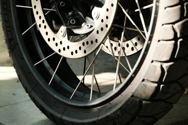 The Complete Guide to Motorcycle Tires: Grip, Heat, Profile, and Road Performance